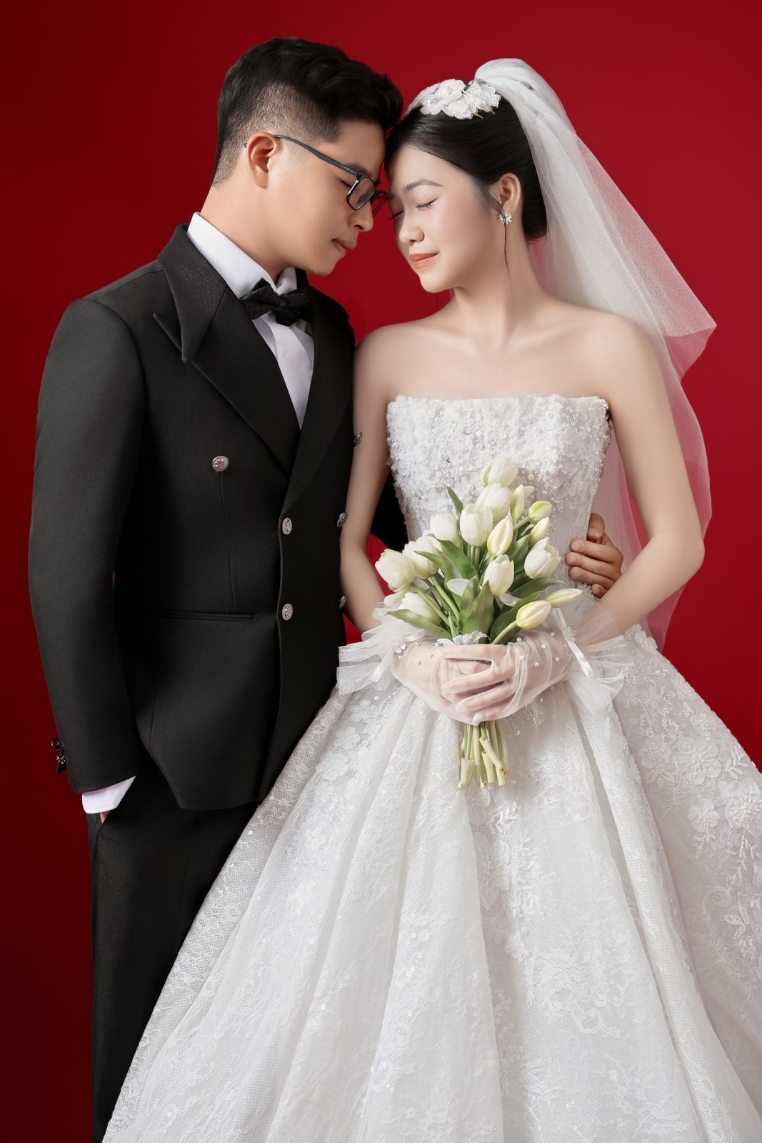 Văn Công và Hà Thảo trong trang phục cưới